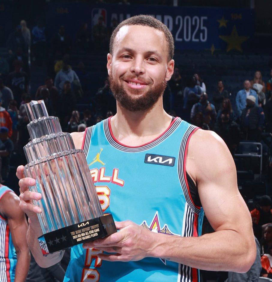 库里在巴塞罗那比赛中险胜，晋级下一阶段引发热议！赛场气氛高涨的简单介绍-开云官网APP